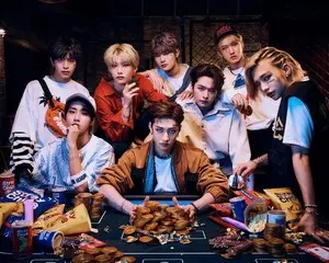 smash.『Stray Kids “STAYing Home Meeting” supported by au』のメインビジュアル公開＆直筆サインチェキが当たるPICKキャンペーン実施！ スペシャルメイキングや独占インタビュー映像も順次公開決定！いよいよ今夜19時より独占配信。
