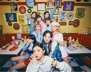 NiziUデビュー後CM初！メンバー9人全員が “そろいもそろった”衣装とダンスで振って使う、フィックスミストをパワフルに表現!