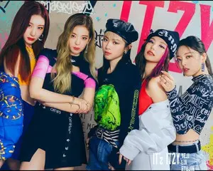 本日一挙情報解禁！ ITZY JAPAN DEBUT BEST ALBUM『IT’z ITZY』、12月22日リリース決定！ ビジュアル解禁、「WANNABE -Japanese ver.-」MV公開、先行配信開始、FCサイトオープン、日本デビューショーケース開催！
