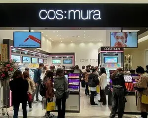BraveGirlsが公式モデルを務める ヴィーガンコスメ「RollinʼAloe（ローリンアロエ）シリーズ」が、「cos:mura」にて3月18日（金）より販売開始！ cos:mura全店舗にて対象のRollinʼAloeシリーズ商品ご購入で、cos:mura×BraveGirlsの限定グッズをプレゼント