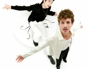Charlie Puth（チャーリー・プース）、 BTSのJung Kookとのコラボ曲「Left and Right (feat. Jung Kook of BTS)」が全世界同時配信スタート！ 2人が共演するOfficial Music Videoも併せて公開！