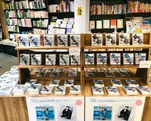 販売初日から大ヒット！ BTS、SEVENTEENなど9組のK-POPアーティストの「D'FESTA公式カレンダー」が三省堂書店にて本日販売開始！ ENHYPEN、TXT、STRAY KIDS、NCT DREAM、 NCT127、 TWICE、SEVENTEEN、BTS、NU'ESTの9グループが参加する奇跡のK-POPフェスの公式グッズ