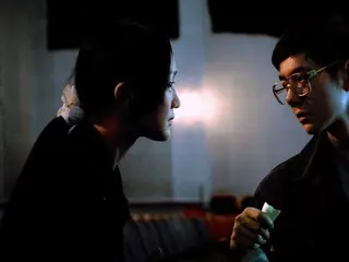 寡黙な詩人役が似合いすぎ！真剣な眼差しで撮影に挑むワン・イーボー！映画『銀幕の友』〜ワン・イーボー、ジョウ・シュンのメイキング＆インタビュー映像が到着！
