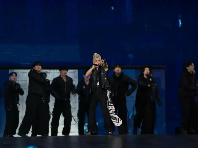 Stray Kidsのフィリックス、リグレー·フィールド公演でルイ·ヴィトンを着用