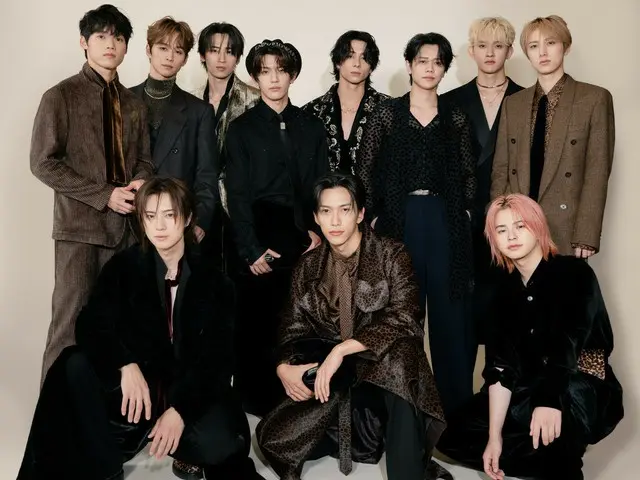 INIメンバー11名が揃ってイタリア・ミラノへ！ エンポリオ アルマーニ2026年春夏コレクションを鑑賞 ※メンバーコメントあり