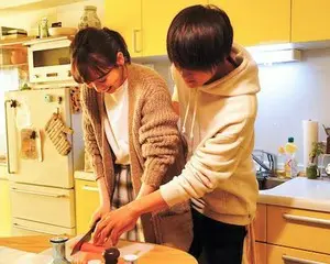 ドラマ『僕だけが17歳の世界で』挿入歌としてSEVENTEEN『Smile Flower -Japanese ver.-』初公開！佐野勇斗・飯豊まりえの新婚夫婦のような料理姿、佐野の男らしいバックハグ「この2人は目の保養