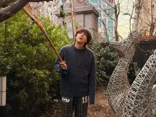 チャン・グンソク、自宅ベランダで“落ち葉掃除ショット”を公開　素朴な日常の一コマにファン歓喜