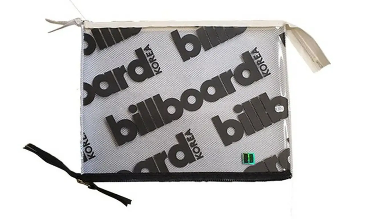 「billboardオリジナルポーチ」（モノクロバージョン）。カラーとモノクロがランダムで入っています