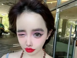BOM（2NE1）、強烈なスモーキーメイク姿で近況公開…大雑把に撮った写真なのにこのレベルの美貌