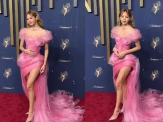 「BLACKPINK」LISA、米エミー賞のレッドカーペットに登場…華やかなピンクドレス姿