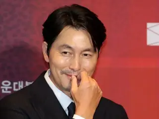 痩せたチョン・ウソン、固い表情で「釜日映画賞」に登場…婚外子スキャンダルから1年ぶり