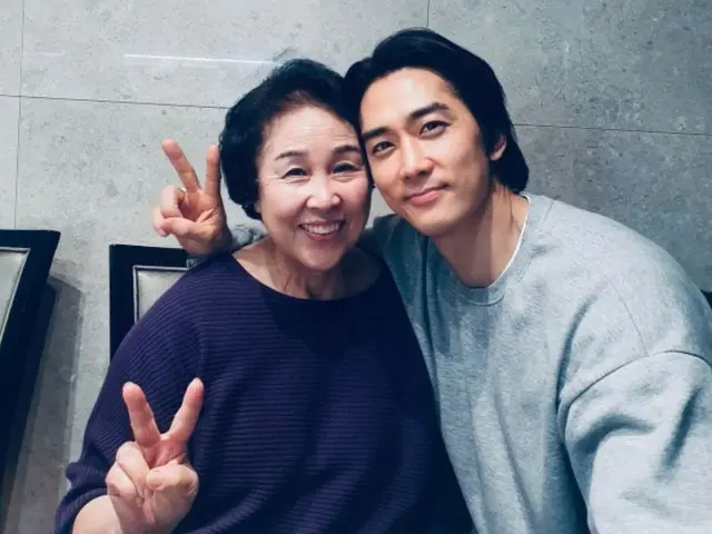 俳優ソン・スンホン、“取材キャンセル後”初めてSNSを更新…死去した母へ向けた恋しさを明かす