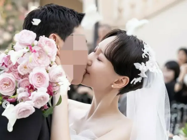 “遅咲きの結婚”女優イ・ユヨン、夫と娘の顔も…美しい結婚式現場を公開