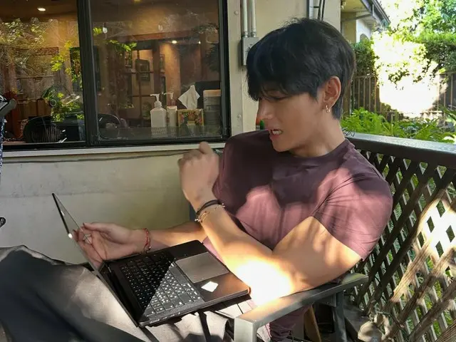 「BTS」V、アメリカでの3カ月間の日常を大放出…日焼けした肌で男らしさ爆発