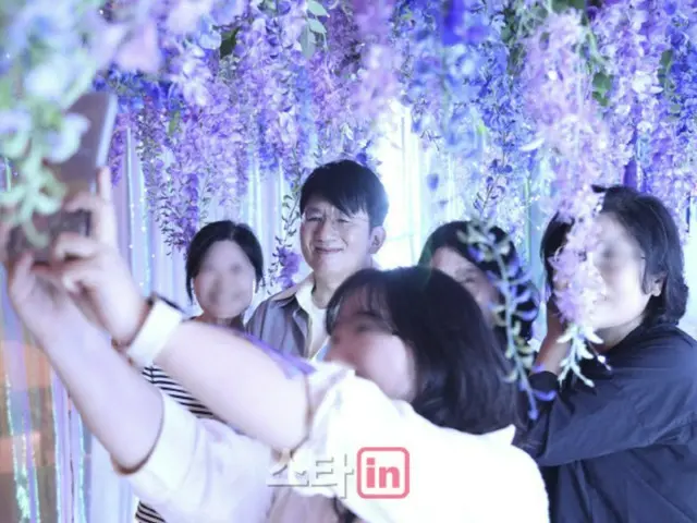 HYBE、社内イベントにパン・シヒョク議長がサプライズ登場…龍山区の社屋で「ソウル世界花火祭り」をスタッフらと楽しむ