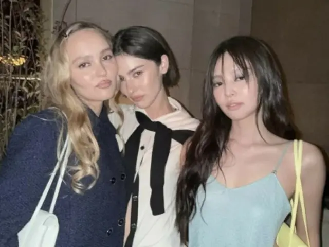 “ROSE騒動”もあったが…「BLACKPINK」JENNIE、堂々と主人公？…“ジョニー・デップ娘”と親友ポーズ