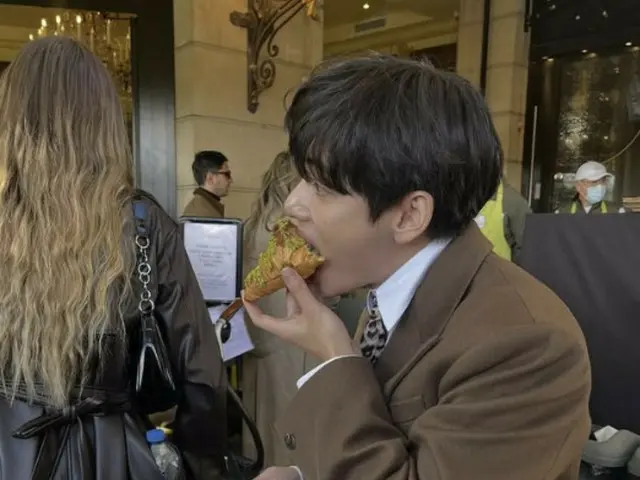 「BTS」V、ロングコートを着てクロワッサンをひと口…パリも彩った完ぺきな秋の日常公開