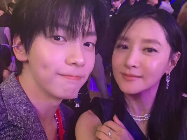 女優イ・ヨンエ、「TOMORROW X TOGETHER」スビンと仲睦まじいツーショット…娘の代わりに願い成就