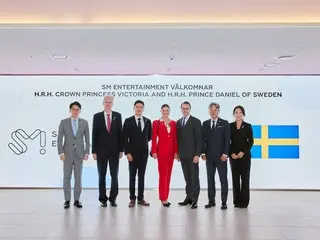 スウェーデンのビクトリア皇太子夫妻、韓国SMエンターテインメントを訪問…「Hearts 2 Hearts」プレゼントを準備
