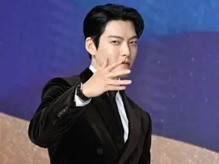 俳優キム・ウビン、妻のファン心に嫉妬した夫から足蹴り？…センスあるコメントが話題