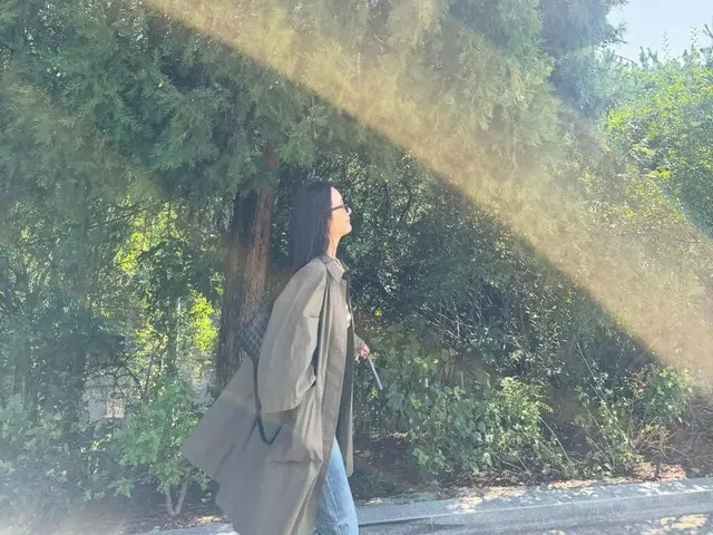 女優チェ・ジウ、路上でグラビアのような日常…まさに秋の女神