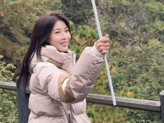 女優ハ・ジウォン、ファンたちと山登りへ…容姿だけでなく性格まで“美しい”