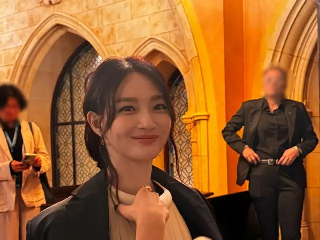 シン・ミナ、ディズニーに入城した皇后ナビエに..優雅の中に可愛さをスプーン1杯