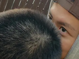 コンミョン、弟ドヨン（NCT）の入隊を応援…坊主頭にキス「ケガしないで元気で行っておいで」