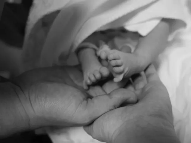 “父親になった”「SHINHWA」イ・ミヌ、娘の小さな足に感激…「小さな奇跡」