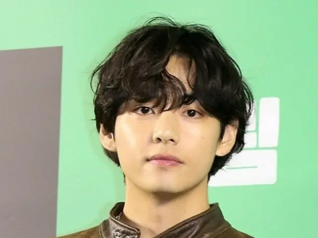 「BTS」V、ソウルの主要スポットが誕生日のお祝いムードに…漢江の巨大オブジェから各地の大型広告まで