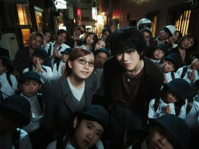 “徹底的に設計して撮影”ジコ（Block B）と「YOASOBI」のikuraこと幾多りらがコラボした新曲「DUET」MV、独特だからこそ中毒性が高い