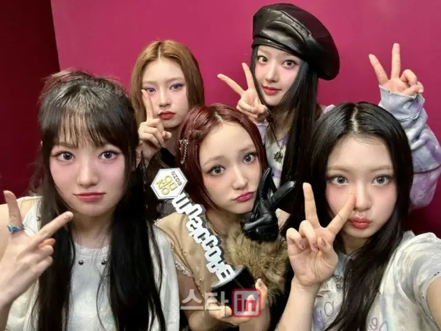 「IVE」の妹グループ「KiiiKiii」、音楽番組で初の1位「胸がいっぱい」