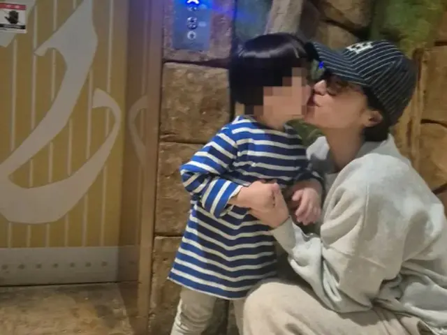 女優ファン・ジョンウム、息子の口に「チュッ！」…育児中ママの「ほのぼの」笑顔