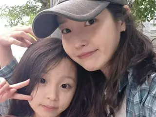 “美談製造機”IU、人間でなく天使なのか...「おつかれさま」子役クムミョンのこどもの日も直接お祝い