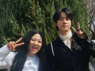 キム・スク、「BTS」JINとのツーショット公開…嬉しい笑顔