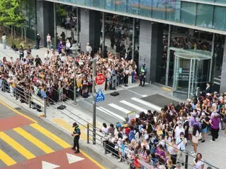 “RMとVの除隊を祝福”…HYBE社屋に「BTS（防弾少年団）」のファン1500人が殺到