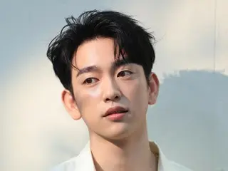 ジニョン（GOT7）、湖のような眼差しに魅了される…独歩的なビジュアル