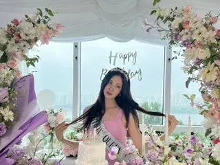 ソヒョン（少女時代）、誕生日を記念した華やかな写真を公開...細い腰でスレンダーの威厳