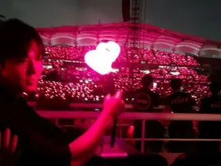イ・ミンホからパク・ミョンスまで、「BLACKPINK」のコンサートにスターが勢ぞろい