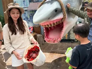 女優イ・ミンジョン、夫イ・ビョンホンと一緒に旅行？…サメに餌やり中「一瞬、冷や汗」