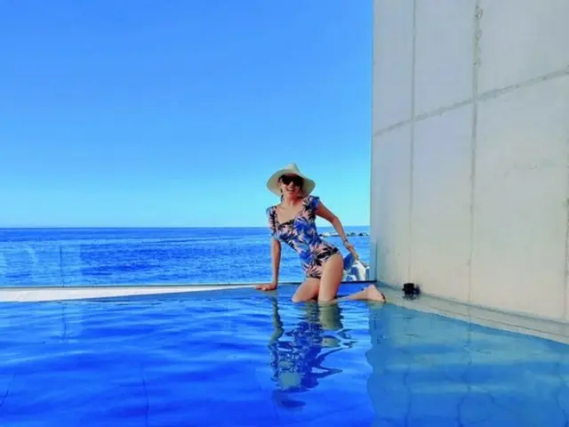 歌手キム・ワンソン、「ぜい肉ゼロ」56歳って本当？…信じられないほどの水着スタイル公開