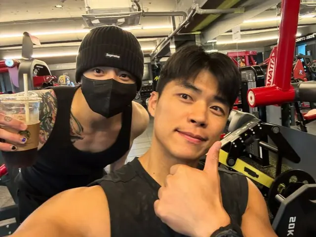 「BTS」JUNG KOOK、新しい肩のタトゥーをキャッチ…「なぜこんなに頑張るの？トレーニング」