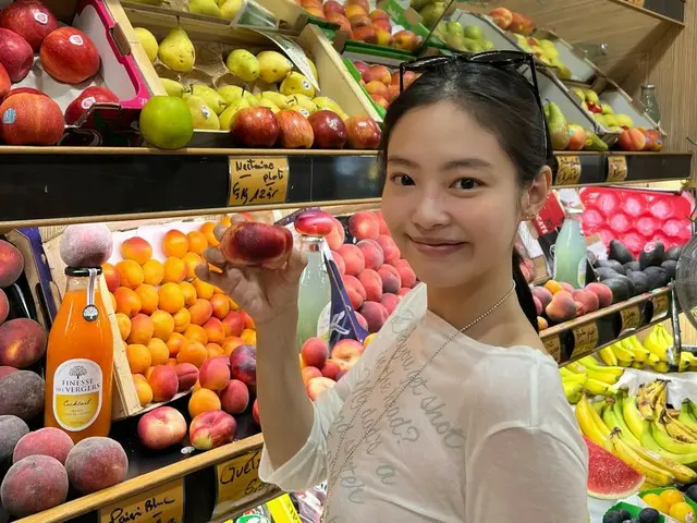 「BLACKPINK」JENNIE、ワールドツアー中のほっこりするひとときを公開…素顔で街中を散策